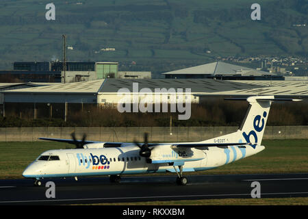 Flybe Q400 das Tragen der alten Zünfte. Flybe Flugzeug ankommen und zum George Best Belfast City Flughafen Belfast, Nordirland ab. Stockfoto