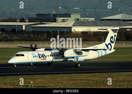 Flybe Q400 das Tragen der alten Zünfte. Flybe Flugzeug ankommen und zum George Best Belfast City Flughafen Belfast, Nordirland ab. Stockfoto