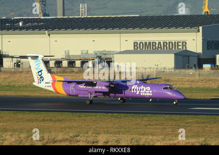 Bombardier Dash 8 Q400 Flybe Flugzeug ankommen und zum George Best Belfast City Flughafen Belfast, Nordirland ab. Stockfoto