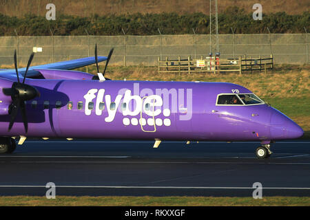 Bombardier Dash 8 Q400 Flybe Flugzeug ankommen und zum George Best Belfast City Flughafen Belfast, Nordirland ab. Stockfoto