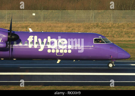 Bombardier Dash 8 Q400 Flybe Flugzeug ankommen und zum George Best Belfast City Flughafen Belfast, Nordirland ab. Stockfoto