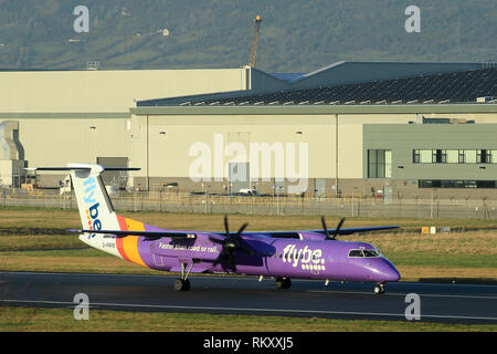 Bombardier Dash 8 Q400 Flybe Flugzeug ankommen und zum George Best Belfast City Flughafen Belfast, Nordirland ab. Stockfoto