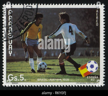 Russland KALININGRAD, 19. APRIL 2017: Briefmarke von Paraguay gedruckt, zeigt, Fußball, ca. 1982 Stockfoto