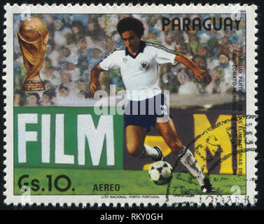 Russland KALININGRAD, 19. APRIL 2017: Briefmarke von Paraguay gedruckt, zeigt, Fußball, ca. 1984 Stockfoto