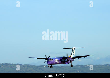 Flugzeug ankommen und zum George Best Belfast City Flughafen Belfast, Nordirland ab. Stockfoto