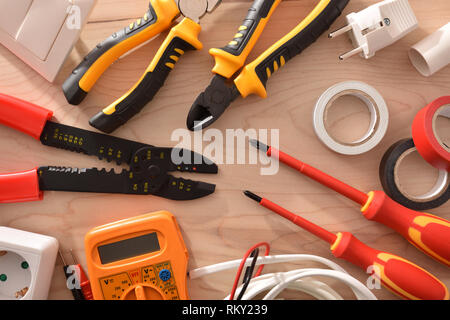 Vielzahl von Strom Tools auf einem Holztisch hautnah. Horizontale Komposition. Ansicht von oben. Stockfoto