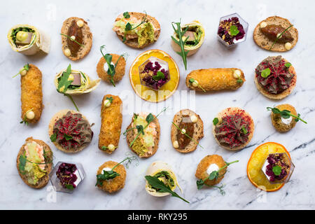 Ansicht von oben in der Tabelle mit verschiedenen Antipasti Vorspeisen Snacks Stockfoto