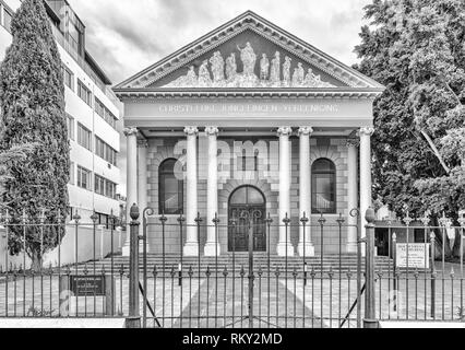 Stellenbosch, Südafrika, 16. August 2018: Die historische Hofmeyer Halle der Niederländischen Reformierten Kirche in Stellenbosch. Die worte Christelijke Jo Stockfoto