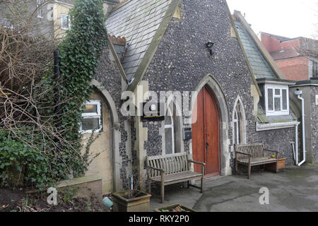 Brighton und Hove Untersuchungsrichter-gericht East Sussex auf dem Gelände des Woodvale Friedhof aus Lewes Road Brighton. Im Fall von Hartmais der Kirche wie Gebäude sitzt nebenan Stockfoto