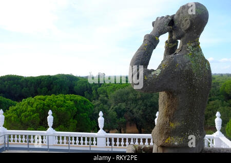 Figur aus Bronze, die durch ein Fernglas auf dem Dach des Acebron Palace in Donana National Park, El Rocio, Provinz Huelva, Spanien Stockfoto