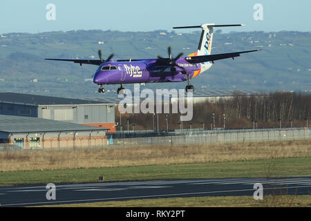 Flugzeug ankommen und zum George Best Belfast City Flughafen Belfast, Nordirland ab. Stockfoto