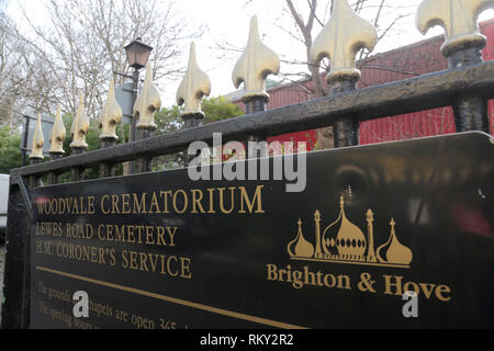 Brighton und Hove Untersuchungsrichter-gericht East Sussex auf dem Gelände des Woodvale Friedhof aus Lewes Road Brighton. Im Fall von Hartmais der Kirche wie Gebäude sitzt nebenan Stockfoto