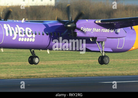 Flugzeug ankommen und zum George Best Belfast City Flughafen Belfast, Nordirland ab. Stockfoto