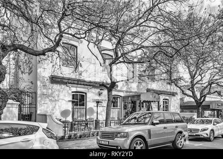 Stellenbosch, Südafrika, 16. AUGUST 2018: Church Street in Stellenbosch. Die coopmanhuijs Hotel, Helenas Restaurant und Fahrzeuge sichtbar sind. Monoc Stockfoto