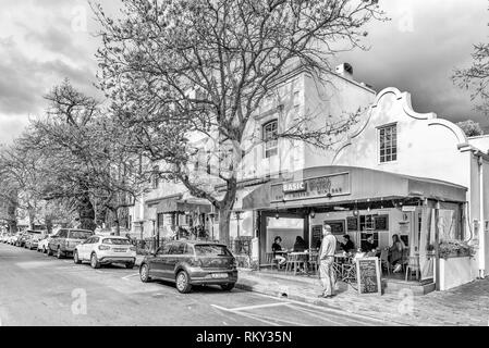 Stellenbosch, Südafrika, 16. AUGUST 2018: Church Street in Stellenbosch. Die helenas Coopmanhuijs Hotel, Restaurant, Bistro, Menschen und Vehic Stockfoto