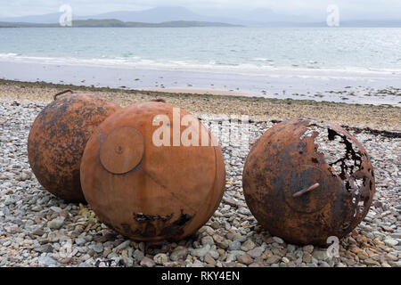 Drei alte und rostige Bojen auf einem Kieselstrand in der Nähe der Küste an einem bewölkten Tag im Achiltibuie, Ross und Cromarty, Schottland Litze Stockfoto