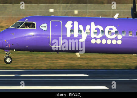 Flugzeug ankommen und zum George Best Belfast City Flughafen Belfast, Nordirland ab. Stockfoto