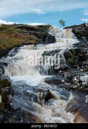 Eine schöne schottische Wasserfall cascading durch Felsen hinunter in ein Tal, Scottish Highlands Stockfoto