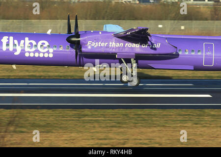 Flugzeug ankommen und zum George Best Belfast City Flughafen Belfast, Nordirland ab. Stockfoto