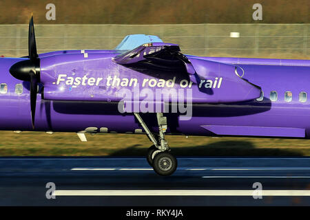 Flugzeug ankommen und zum George Best Belfast City Flughafen Belfast, Nordirland ab. Stockfoto