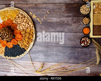 Hohe Ballaststoffe health food Konzept, Nüsse und Samen mit Lebensmittel, die einen hohen Gehalt an Antioxidantien, Anthocyane, smart carbs und Vitamine Stockfoto