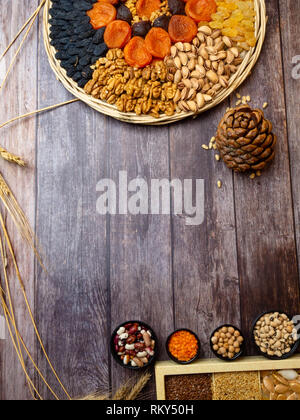 Hohe Ballaststoffe health food Konzept, Nüsse und Samen mit Lebensmittel, die einen hohen Gehalt an Antioxidantien, Anthocyane, smart carbs und Vitamine Stockfoto