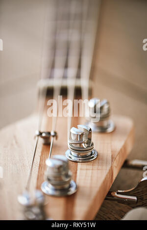 Nahaufnahme von Gitarre Spindelstock mit Tasten für die Anpassung der Gitarre. Musik Konzept. Musik Equipment. Musikinstrumente. Stockfoto