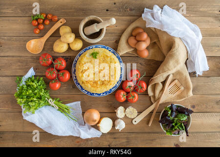 Traditionelle spanische Omelette Nahaufnahme, Ansicht von oben. Spanische Tortilla pincho auf einem rustikalen Holzmöbeln Textur Stockfoto