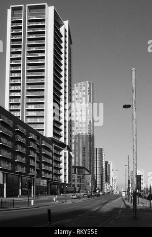 Modernes hohes Apartments entlang der High Street in Stratford, East London, Großbritannien Stockfoto