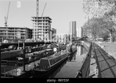 Narrowboats günstig auf drei Mühlen Wand Fluss, Bromley-By-Bow, East London, UK, in Richtung Stratford suchen, mit neuen Wohnungen im Bau Stockfoto