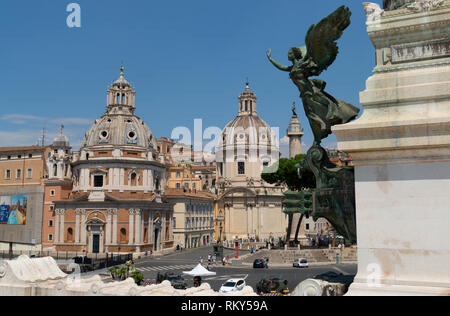 Blick von Monumento Vittorio Emanuele II., Piazza Venezia, der Kirche Santa Maria di Loreto, in der Rückseite sterben Zwillingskirchethe Kirche Santissimo Keine Stockfoto