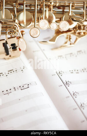 Vertikale Nahaufnahme Bild von Saxophon Tasten liegen auf dem musikalischen Noten. Musikinstrumente. Stockfoto