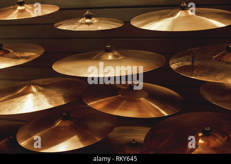 Besuchen Musikfachhandel. Verschiedene Arten von drum Cymbals für Ihren idealen Drum Set. Musik Konzept. Musical Instrument Stockfoto