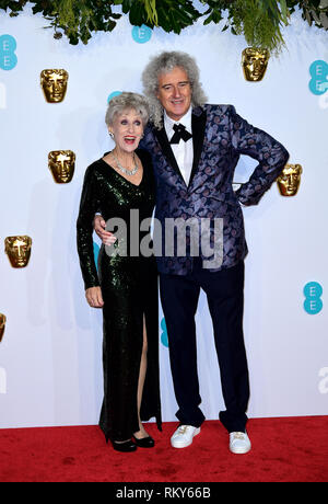 Anita Dobson und Brian May an der 72nd British Academy Film Awards in der Royal Albert Hall, Kensington Gore, Kensington, London statt. Stockfoto