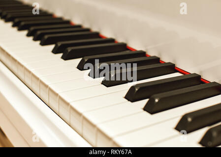 Musikalische Reise. Seitenansicht der Klaviertastatur mit schwarzen und weißen Tasten. Konzept: Musikinstrumente. Stockfoto