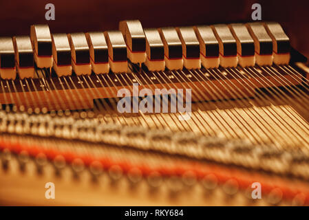 Innerhalb eines Klaviers. Nahaufnahme von Hämmern und Saiten im Piano. Musikinstrumente. Klavierstimmen Stockfoto