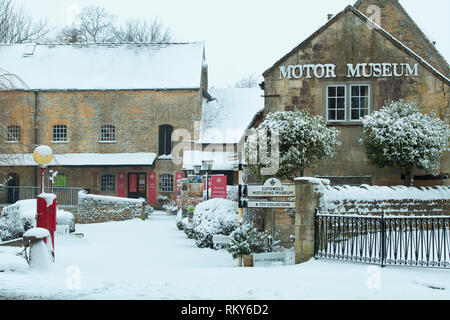 Cotswold Motor Museum in Bourton auf dem Wasser am frühen Morgen Schnee. Bourton auf dem Wasser, Cotswolds, Gloucestershire, England Stockfoto