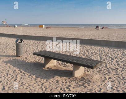 Bank am Strand Stockfoto