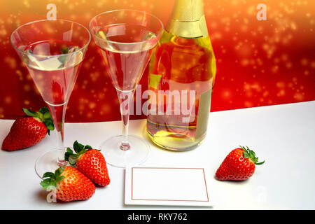 Zwei Gläser Champagner mit Erdbeeren und helle Dusche kopieren. Valentinstag Konzept rot golden Stockfoto