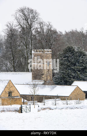 St Andrews Kirche in Coln Rogers im Winter Schnee. Coln Rogers, Cotswolds, Gloucestershire, England Stockfoto