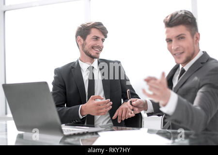 Kollegen füllen wichtige Dokumente Stockfoto