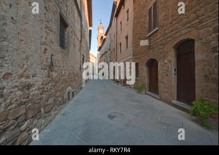 Mittelalterlichen Straße und Clock Tower Stockfoto