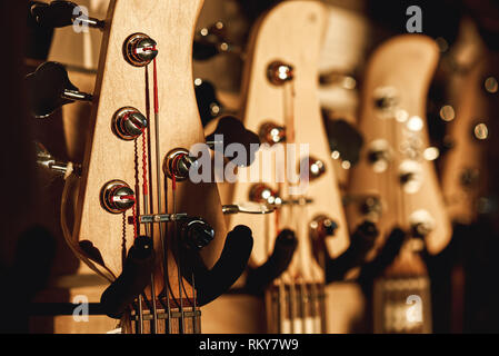 Oberste Teil der Gitarre. Ansicht schließen von mehreren akustischen Gitarre Spindelstöcke mit Stimmschlüssel für ajusting Gitarre. Music Shop. Musical Instrument. Live Musik Stockfoto