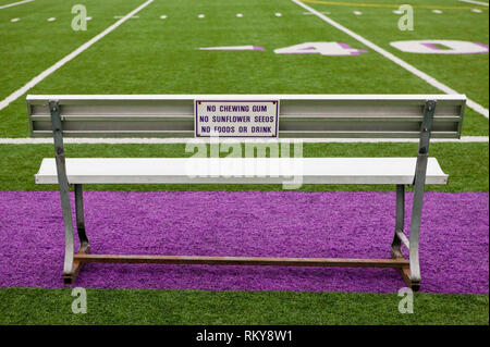 Zeichen auf Sportplatz Sitzbank Stockfoto