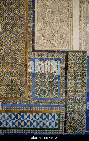 Ein Blick auf die bunten Mudejar innere Wand Fliesen und Stein Eckappliken in der Real Alcazar, Sevilla, Spanien Stockfoto