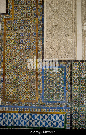 Ein Blick auf die bunten Mudejar innere Wand Fliesen und Stein Eckappliken in der Real Alcazar, Sevilla, Spanien Stockfoto