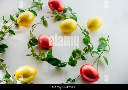 Bunte eier auf einem weißen Hintergrund. Kreative Ostern Konzept. Lebende Korallen - die Farbe des Jahres 2019 Stockfoto