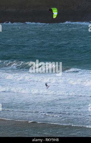 Kiteboarder Kitesurfen in rauer See bei Crantock Beach in Newquay in Cornwall. Stockfoto