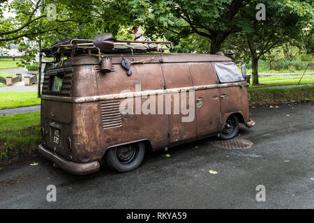 Ein vintage Ratte suchen Volkswagen Wohnmobil am Straßenrand geparkt. Stockfoto