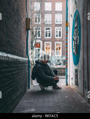 Touristische Fotograf in einem Amsterdamer Gasse. Stockfoto